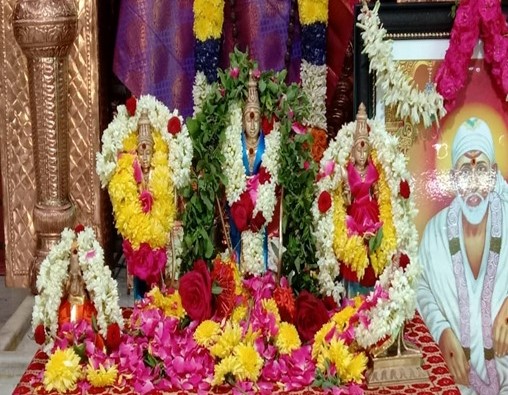 Devotees reading Ramayana